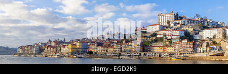 Panorama des Ribeira Viertels der Stadt von Porto, Portugal, und dem Douro-Fluss gesehen von der Stadt Vila Nova De Gaia Stockfoto