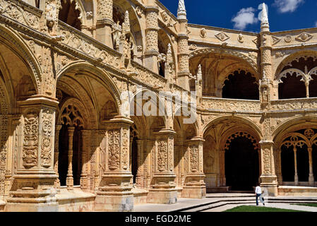 Portugal, Lissabon: Innenansicht des Patio und Kreuzgang des Weltkulturerbes Kloster Mosterio Dos Jeronimos in Belém Stockfoto