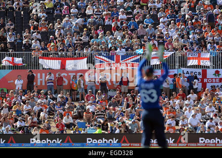 Christchurch, New Zealand - 23. Februar 2015 - Fans aus England während der ICC Cricket WM Spiel zwischen England und Schottland im Hagley Oval am 23. Februar 2015 in Christchurch, Neuseeland, Menge, verfügen. Stockfoto