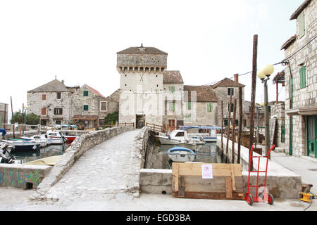 Allgemeine Ansichten von Kaštilac, die Festung eines Benediktinerklosters befindet sich in Kaštel Gomilica, wo die Dreharbeiten in der fünften Staffel der HBO beginnen soll die award preisgekrönten Fantasy-Drama "Game of Thrones" wo: Kaštel Gomilica, Kroatien bei: 21. August 2014 Stockfoto