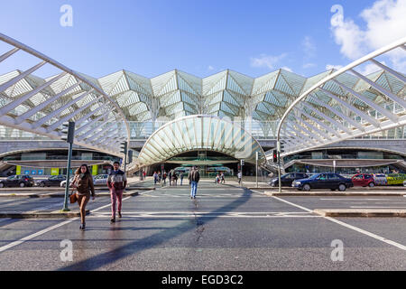 Gare do Oriente (Orient Station), ein Knotenpunkt des öffentlichen Verkehrs in Lissabon, Portugal. Von Santiago Calatrava entworfen. Stockfoto