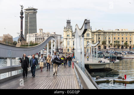 Touristen sind auf der Marina Port Vell und die Rambla del Mar in Barcelona schlendern Stockfoto