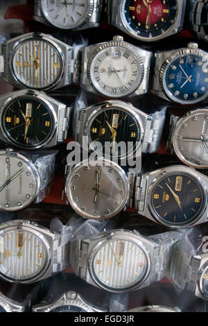 Uhren sind für den Verkauf und in einer Vitrine auf einem Stadt-Bürgersteig in Phnom Penh, Kambodscha angezeigt. Stockfoto