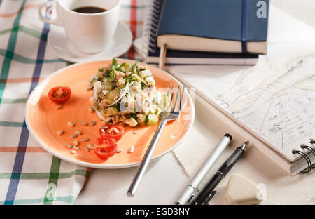 Salat zum Frühstück Stockfoto