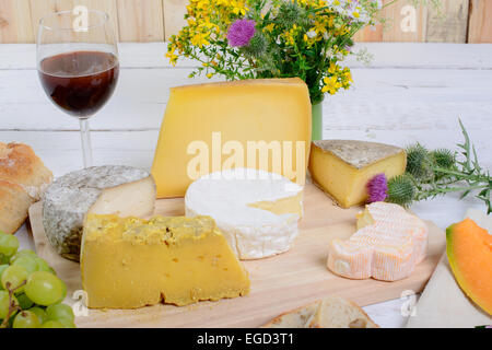 französische Käseplatte mit Früchten der Saison Stockfoto