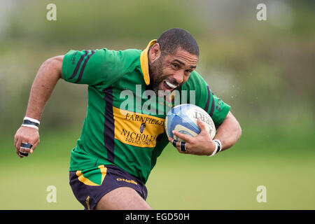 Rugby-Spieler in Aktion mit dem Ball laufen. Stockfoto