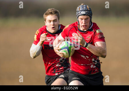 Rugby-Spieler in Aktion mit dem Ball laufen. Stockfoto