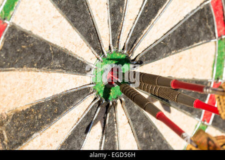 Dartscheibe mit drei Pfeilen im bullseye Stockfoto