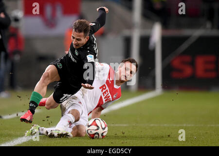 Köln, Deutschland. 21. Februar 2015. Kölner Slawomir Peszko (r) und Hannovers Joao Pereira in Aktion während der Fußball-Bundesliga Spiel 1. FC Köln gegen Hannover 96 in Köln, Deutschland, 21. Februar 2015. Foto: Marius Becker/Dpa/Alamy Live News Stockfoto