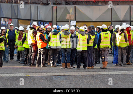London, England, Vereinigtes Königreich. Arbeiter stehen außerhalb Tate Modern Galerie nach von ihrer Baustelle durch einen Alarm evakuiert Stockfoto