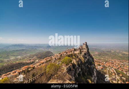 Panoramablick auf Festung von Guaita (Rocca della Guaita), Schloss in der Republik San Marino Stockfoto