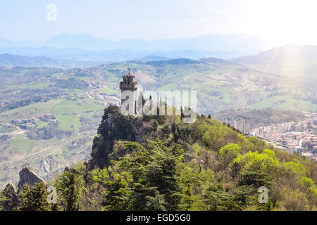 Panoramablick über einen kleinen Turm Montale aus der Festung Guaita, Monte Titano, San Marino Stockfoto