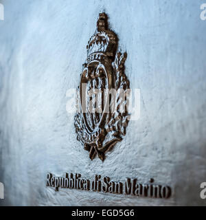 Wappen von San Marino auf dem schwarzen Briefkasten Stockfoto