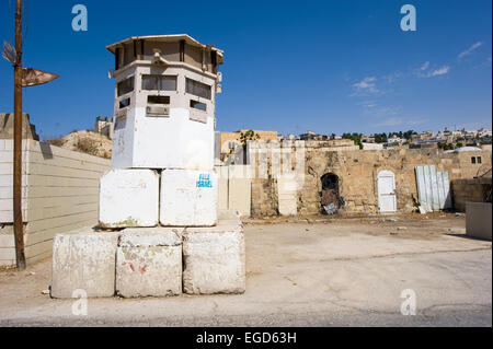 HEBRON, ISRAEL - 10. Oktober 2014: Wachturm im jüdischen Viertel, wo die zweite Intifada im Jahr 2000 nahe dem Zentrum geschah, Stockfoto