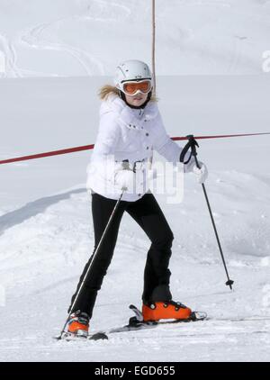 Lech am Arlberg, Österreich. 23. Februar 2015. Prinzessin Amalia der Niederlande stellt bei einem Fototermin in Lech am Arlberg, Österreich, 23. Februar 2015. Die niederländische Königsfamilie verbringen ihren Winterurlaub im Skigebiet. RPE/Albert Nieboer / / kein Draht-SERVICE /Alamy-Live-Nachrichten Stockfoto