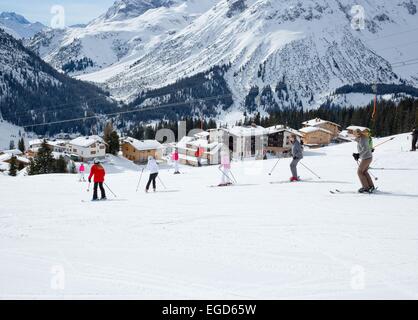 Lech am Arlberg, Österreich. 23. Februar 2015. König Willem-Alexander der Niederlande, Königin Maxima Prinzessin Ariane (L-R), Prinzessin Amalia und Prinzessin Alexia Pose bei einem Fototermin in Lech am Arlberg, Österreich, 23. Februar 2015. Auf der rechten Seite Prinzessin Beatrix. Die niederländische Königsfamilie verbringen ihren Winterurlaub im Skigebiet. RPE/Albert Nieboer / / kein Draht-SERVICE /Alamy-Live-Nachrichten Stockfoto