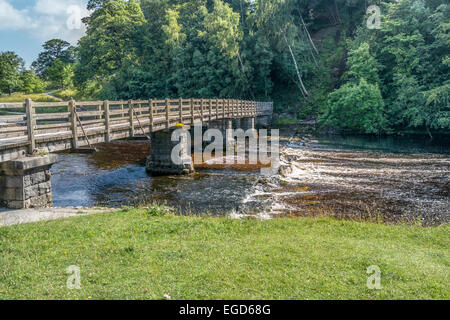 Eine Fußgängerbrücke über den Fluß Wharfe in Bolton Abbey Stockfoto
