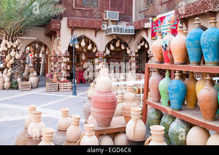 Keramik zum Verkauf in Nizwa, der alten Hauptstadt von Oman Stockfoto