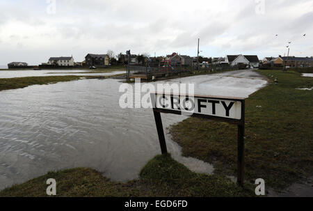 Crofty, UK. Montag, 23. Februar 2015 im Bild: Flut von Loughor Mündung in das Dorf Crofty, in der Nähe von Swansea South Wales Re: eine Reihe von ungewöhnlich hohen Gezeiten, genannt super Gezeiten haben Auswirkungen auf Teile des Vereinigten Königreichs. Bildnachweis: D Legakis/Alamy Live-Nachrichten Stockfoto