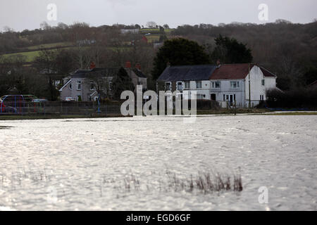 Bild HD VIDEO verfügbar: Die Flut der Loughor Mündung Ansätze Häuser im Dorf Crofty, in der Nähe von Swansea South Wales Re: eine Reihe von ungewöhnlich hohen Gezeiten, genannt super Gezeiten haben Auswirkungen auf Teile des Vereinigten Königreichs. Bildnachweis: D Legakis/Alamy Live-Nachrichten Stockfoto