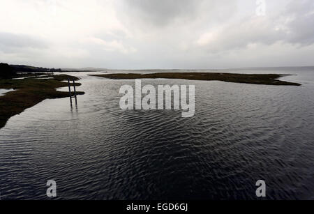 Crofty, UK. Montag, 23. Februar 2015 im Bild: Flut von Loughor Mündung in das Dorf Crofty, in der Nähe von Swansea South Wales Re: eine Reihe von ungewöhnlich hohen Gezeiten, genannt super Gezeiten haben Auswirkungen auf Teile des Vereinigten Königreichs. Bildnachweis: D Legakis/Alamy Live-Nachrichten Stockfoto