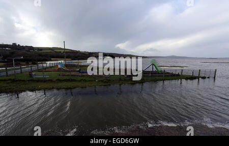 Crofty, UK. Montag, 23. Februar 2015 im Bild: Ein Spielplatz ist Enroached durch die Flut der Loughor Mündung in das Dorf Crofty, in der Nähe von Swansea South Wales Re: eine Reihe von ungewöhnlich hohen Gezeiten, genannt super Gezeiten haben Auswirkungen auf Teile des Vereinigten Königreichs. Bildnachweis: D Legakis/Alamy Live-Nachrichten Stockfoto