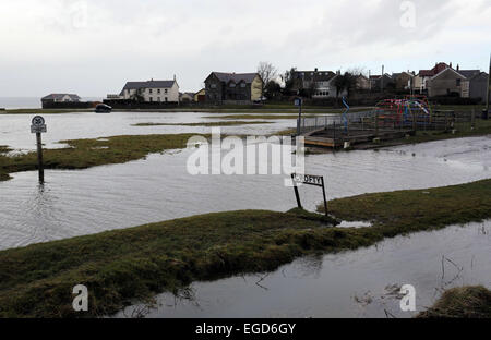 Crofty, UK. Montag, 23. Februar 2015 im Bild: Flut von Loughor Mündung in das Dorf Crofty, in der Nähe von Swansea South Wales Re: eine Reihe von ungewöhnlich hohen Gezeiten, genannt super Gezeiten haben Auswirkungen auf Teile des Vereinigten Königreichs. Bildnachweis: D Legakis/Alamy Live-Nachrichten Stockfoto