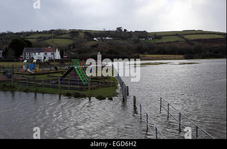 Crofty, UK. Montag, 23. Februar 2015 im Bild: Ein Spielplatz ist Enroached durch die Flut der Loughor Mündung in das Dorf Crofty, in der Nähe von Swansea South Wales Re: eine Reihe von ungewöhnlich hohen Gezeiten, genannt super Gezeiten haben Auswirkungen auf Teile des Vereinigten Königreichs. Bildnachweis: D Legakis/Alamy Live-Nachrichten Stockfoto