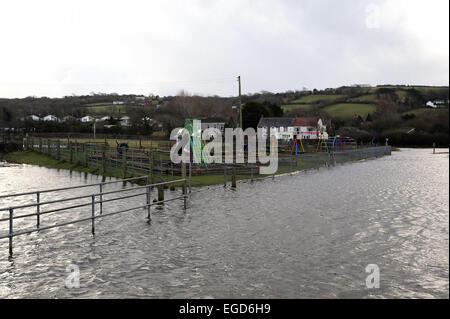 Crofty, UK. Montag, 23. Februar 2015 im Bild: Ein Spielplatz ist Enroached durch die Flut der Loughor Mündung in das Dorf Crofty, in der Nähe von Swansea South Wales Re: eine Reihe von ungewöhnlich hohen Gezeiten, genannt super Gezeiten haben Auswirkungen auf Teile des Vereinigten Königreichs. Bildnachweis: D Legakis/Alamy Live-Nachrichten Stockfoto