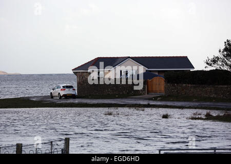 Crofty, UK. Montag, 23. Februar 2015 im Bild: Flut von Loughor Mündung in das Dorf Crofty, in der Nähe von Swansea South Wales Re: eine Reihe von ungewöhnlich hohen Gezeiten, genannt super Gezeiten haben Auswirkungen auf Teile des Vereinigten Königreichs. Bildnachweis: D Legakis/Alamy Live-Nachrichten Stockfoto