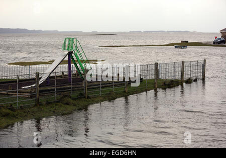 Crofty, UK. Montag, 23. Februar 2015 im Bild: Ein Spielplatz ist Enroached durch die Flut der Loughor Mündung in das Dorf Crofty, in der Nähe von Swansea South Wales Re: eine Reihe von ungewöhnlich hohen Gezeiten, genannt super Gezeiten haben Auswirkungen auf Teile des Vereinigten Königreichs. Bildnachweis: D Legakis/Alamy Live-Nachrichten Stockfoto