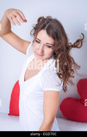 Natürlich und sicher. junge Frau und langen Haaren. Stockfoto