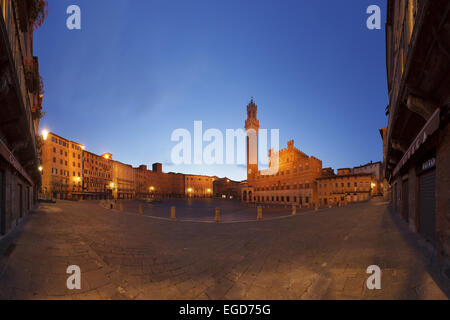 Piazza del Campo, Il Campo Platz mit Torre del Mangia Turm und Palazzo Pubblico Rathaus in der Nacht, Siena, UNESCO-Weltkulturerbe, Toskana, Italien, Europa Stockfoto