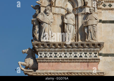 Detail der Fassade der Kathedrale Duomo Santa Maria, Siena, UNESCO World Heritage Site, Toskana, Italien, Europa Stockfoto