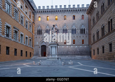 Palazzo Salimbeni in der Abend-Nacht, Siena, UNESCO World Heritage Site, Toskana, Italien, Europa Stockfoto