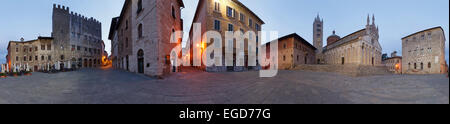 Piazza Garibaldi Platz mit Cattedrale di San Cerbone Kathedrale bei Nacht, Massa Marittima, Provinz Grosseto, Toskana, Italien, Europa Stockfoto