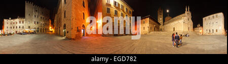 Piazza Garibaldi Platz mit Cattedrale di San Cerbone Kathedrale bei Nacht, Massa Marittima, Provinz Grosseto, Toskana, Italien, Europa Stockfoto