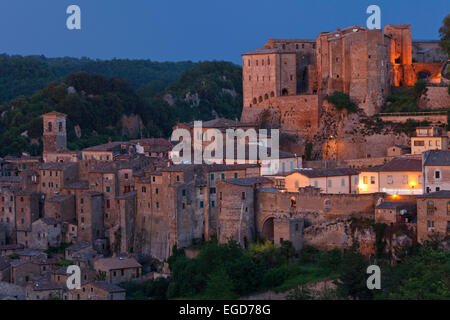 Sorano mit Orsini Burg, 14. Jahrhundert, Renaissance-Architektur, Hügel der Stadt, Provinz Grosseto, Toskana, Italien, Europa Stockfoto