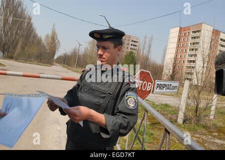 20 Jahre ab dem Nuklearunfall von Tschernobyl, verlassen die Pripjat Stadt Stockfoto