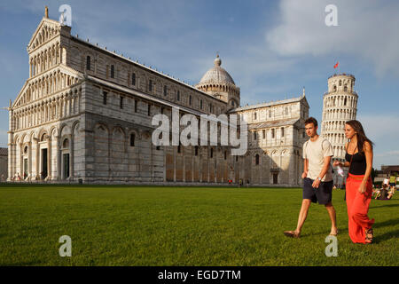 Paar zu Fuß auf dem Rasen vor der Duomo Kathedrale, Campanile, Glockenturm, Torre Pendente, schiefe Turm, Piazza dei Miracoli, Platz der Wunder, Piazza del Duomo, Cathedral Square, UNESCO-Weltkulturerbe, Pisa, Toskana, Italien, Europa Stockfoto