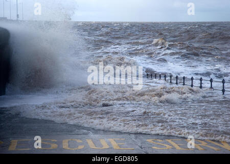 Stürmische Küste Wellen zerschmettern die Küste mit dem Meer over ganz oben auf der Promenade nach starkem Wind Stockfoto