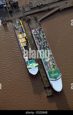 Luftaufnahme von 2 Schiffen, DFDS und MV Pauline im Dock Immingham, Lincolnshire, UK Stockfoto