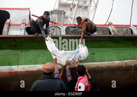 Bangladeshi Rettungskräfte erholen dem Körper des Opfers nach einer Fähre Unfall im Paturia einige 70 östlich von Dhaka. Gemeindeverwaltung, die Rettung, die Operationen wie die Zahl der Todesopfer im sonntäglichen Boot im Fluss Padma Kentern abgesagt berührte 70 mit der Erholung der 24 weitere Leichen am Montag. © Mohammad Asad/Pacific Press/Alamy Live-Nachrichten Stockfoto