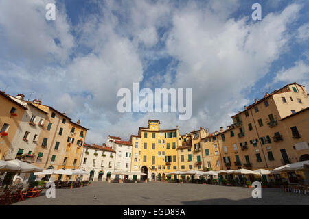 Piazza Dell Anfiteatro quadratisch mit Restaurants in der Altstadt von Lucca, UNESCO World Heritage Site, Toskana, Italien, Europa Stockfoto