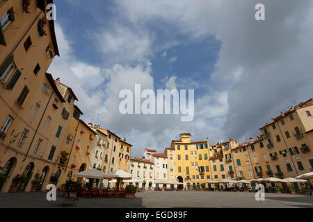 Piazza Dell Anfiteatro quadratisch mit Restaurants in der Altstadt von Lucca, UNESCO World Heritage Site, Toskana, Italien, Europa Stockfoto