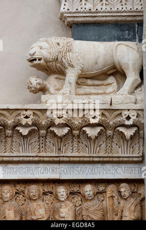 Löwe Skulptur aus Marmor über dem Portal von Pieve di Sant Andrea Kirche, romanische, Pistoia, Via Francigena, Toskana, Italien, Europa Stockfoto