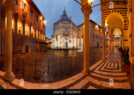 Palazzo dei Vescovi, Battisterio di San Giovanni in Corte, gotische Taufbecken, Arkaden der Cattedrale di San Zeno, Dom, Piazza del Duomo bei Nacht, Pistoia, Toskana, Italien, Europa Stockfoto