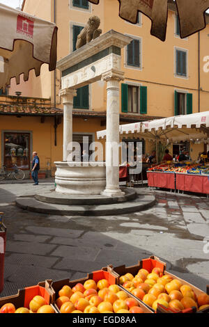 Obststand auf einem Markt in der Nähe von Brunnen, Piazza del Ortaggio, Markt Platz, Pistoia, Toskana, Italien, Europa Stockfoto