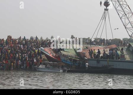 Bangladeshi Rettungskräfte erholen dem Körper des Opfers nach einer Fähre Unfall im Paturia einige 70 östlich von Dhaka. Gemeindeverwaltung, die Rettung, die Operationen wie die Zahl der Todesopfer im sonntäglichen Boot im Fluss Padma Kentern abgesagt berührte 70 mit der Erholung der 24 weitere Leichen am Montag. © Mohammad Asad/Pacific Press/Alamy Live-Nachrichten Stockfoto