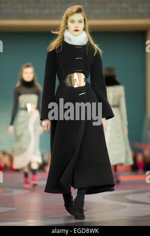 London, UK. 23. Februar 2015. Roksanda zeigt ihre Herbst / Winter 2015 Kollektion ihr Catwalk show Credit: Chris Yates/Alamy Live News Stockfoto